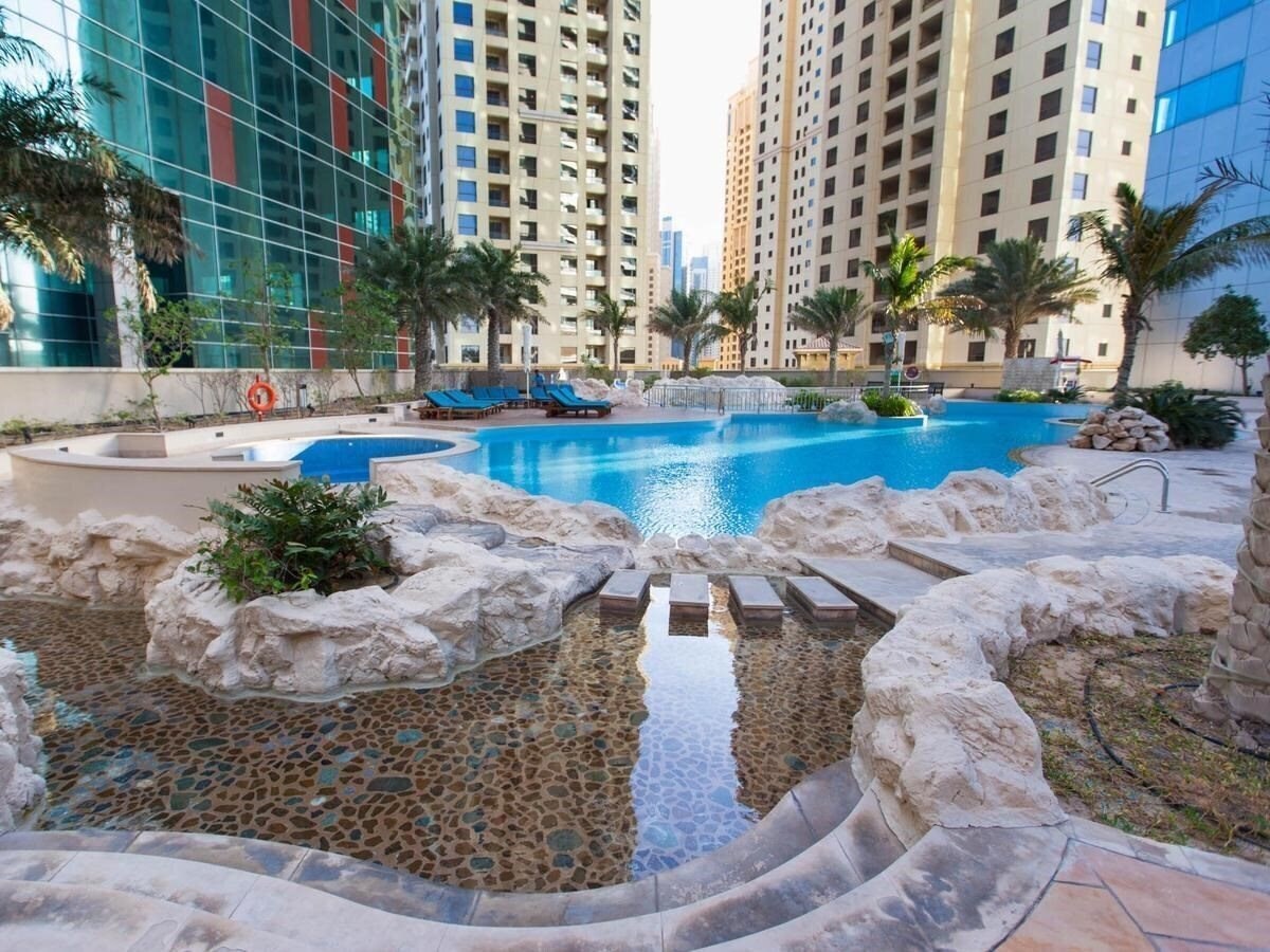 Отель Oasis Beach Deluxe Apartments 5*
